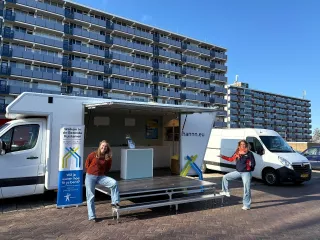 De Gezonde Huiskamer op afstand met twee mensen ervoor